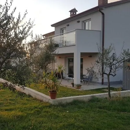 Apartament Olivia Valkanela App 2 *